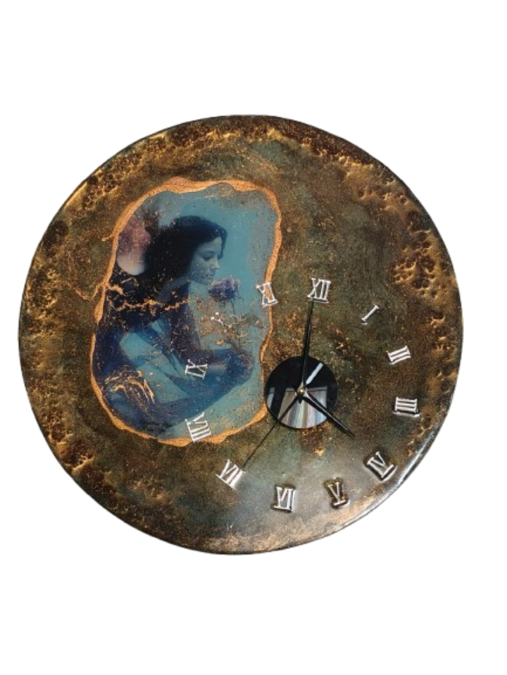 Personalised resin wall clock — transparent background product shot, ConelAlma ESP