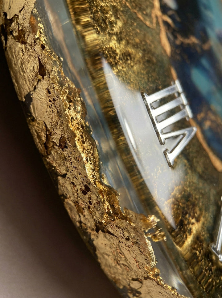 The Angel's Share resin clock close-up — glass-like surface with personal photo, ConelAlma