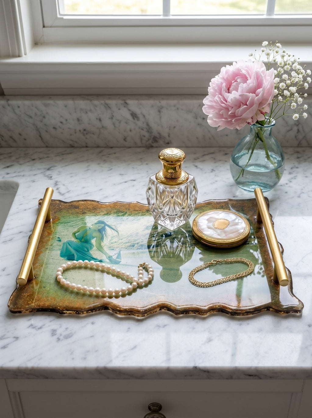 Custom resin coffee tray with personal photo — front view, handmade in Spain by ConelAlma ESP