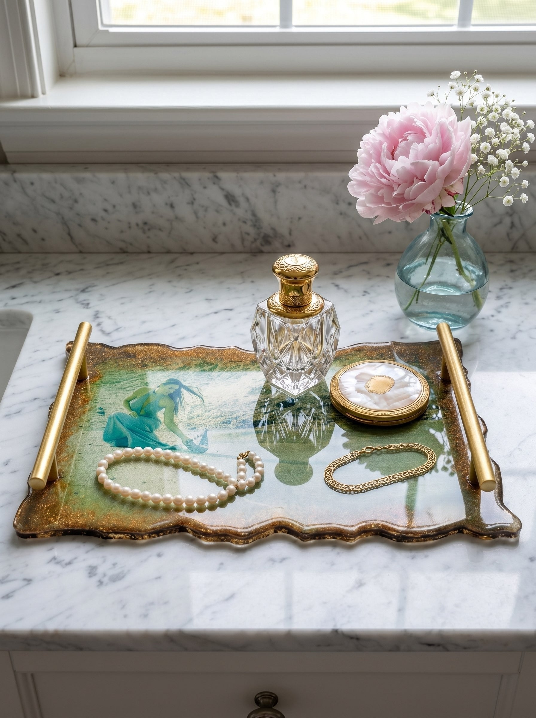 Custom resin coffee tray with personal photo — front view, handmade in Spain by ConelAlma ESP