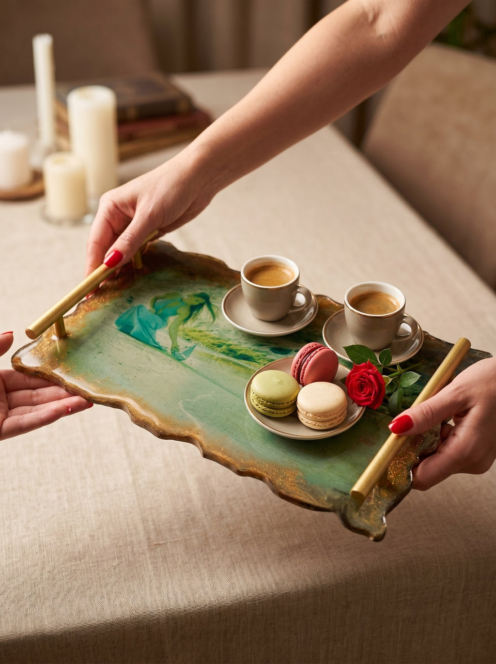Resin coffee tray with personal photo — lifestyle shot, decorative desk accessory, ConelAlma ESP