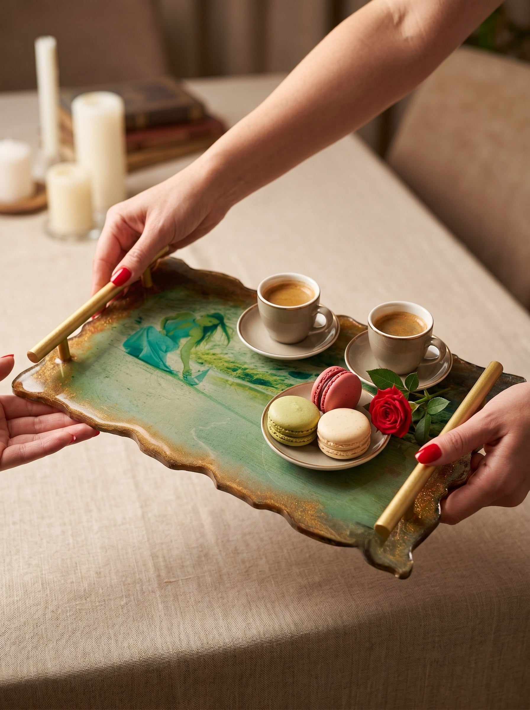 Resin coffee tray with personal photo — lifestyle shot, decorative desk accessory, ConelAlma ESP